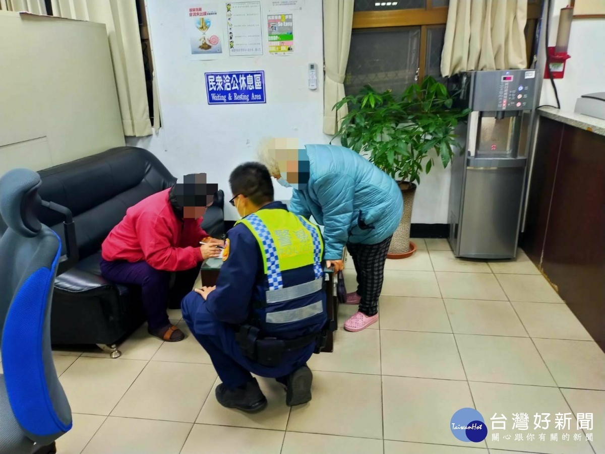 婦人倒垃圾迷途枯坐公車站,八德警方協助返家