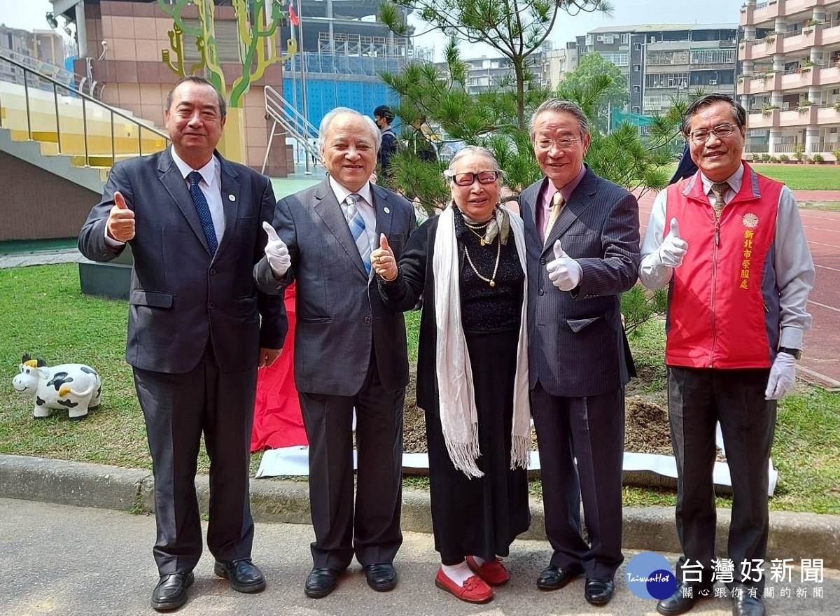 大愛榮民王福新伯伯之夫人王戴秀蘭女士(前排右4)及公子王寶貴先生(前排右3)代表出席捐贈儀式