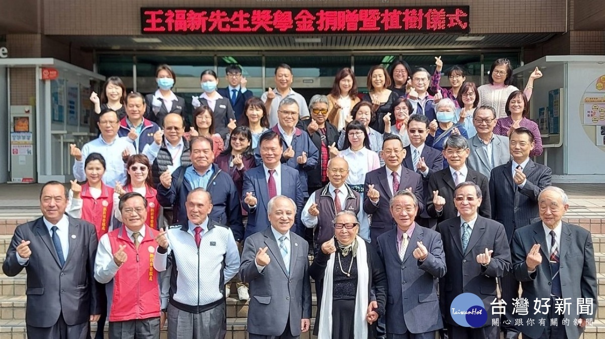 大愛榮民王福新伯伯之夫人王戴秀蘭女士(中)及公子王寶貴(右二)、致理科大梁聖時董事長(左二)、陳珠龍校長(左1)、新北榮服處林火土處長(右)合影。