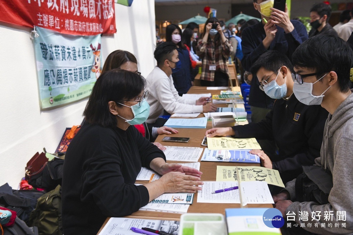 桃園市政府就業職訓服務處舉辦「就業找出路 相挺有頭鹿」現場徵才活動,媒合率達75%。