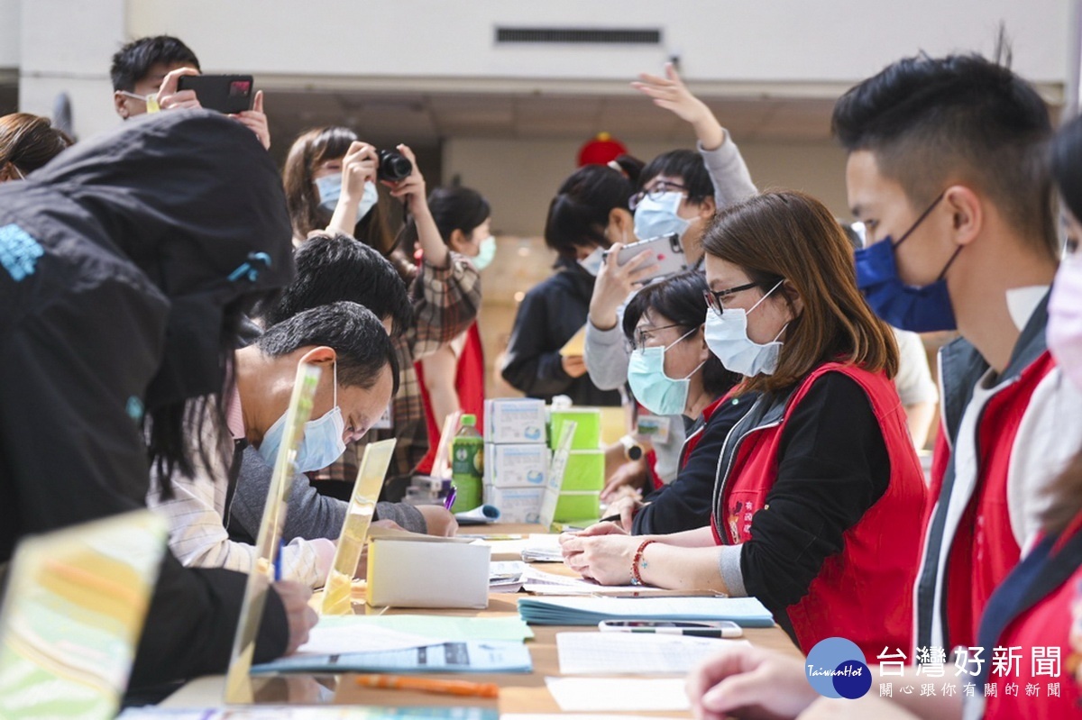 桃園市政府就業職訓服務處舉辦「就業找出路 相挺有頭鹿」現場徵才活動,媒合率達75%。