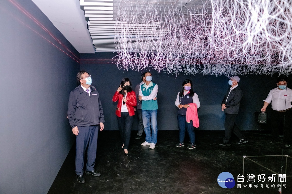 桃園市長鄭文燦參觀桃園市立兒童美術館110年最新特展「空間遊戲」展覽。