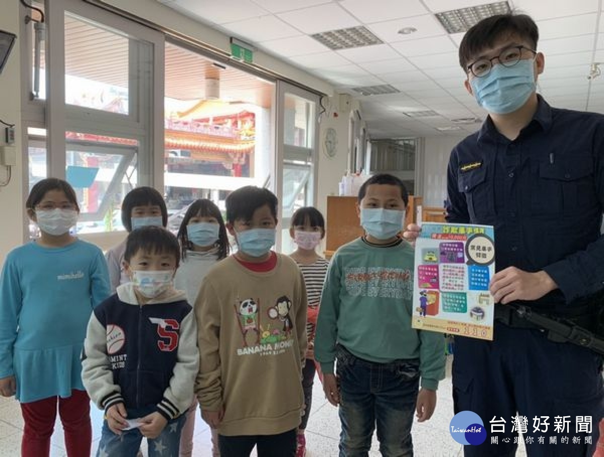 國小學童參訪北港警分局金湖派出所,透過學有專精的員警接待及解說,對於警察工作與犯罪預防有更深入的認識,將法治觀念向下紮根。