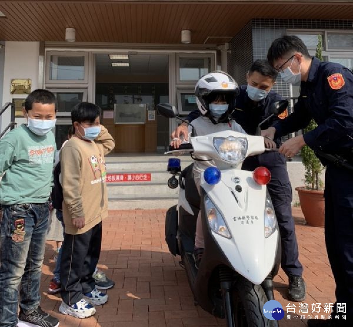 國小學童參訪北港警分局金湖派出所,透過學有專精的員警接待及解說,對於警察工作與犯罪預防有更深入的認識,將法治觀念向下紮根。