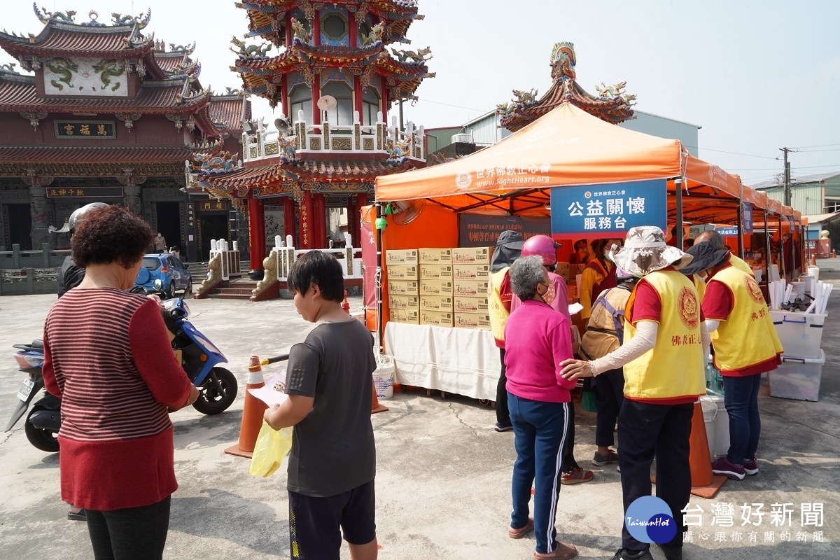 該會募集十方愛心，將平安麵、口罩、酒精等民生物資免費提供給當地弱勢家庭