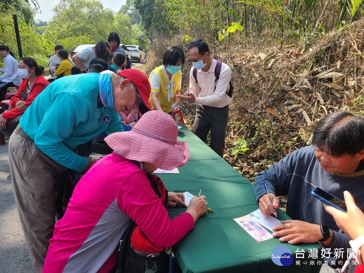 寫下想要說的話，公所幫大家寄出給對方。（竹山公所提供）