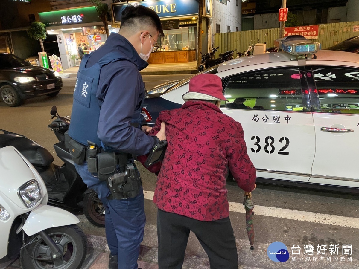 九旬老婦迷途不知所措,癱坐在路旁,員警溫馨關懷協助返家