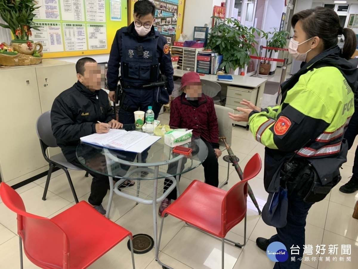 九旬老婦迷途不知所措,癱坐在路旁,員警溫馨關懷協助返家