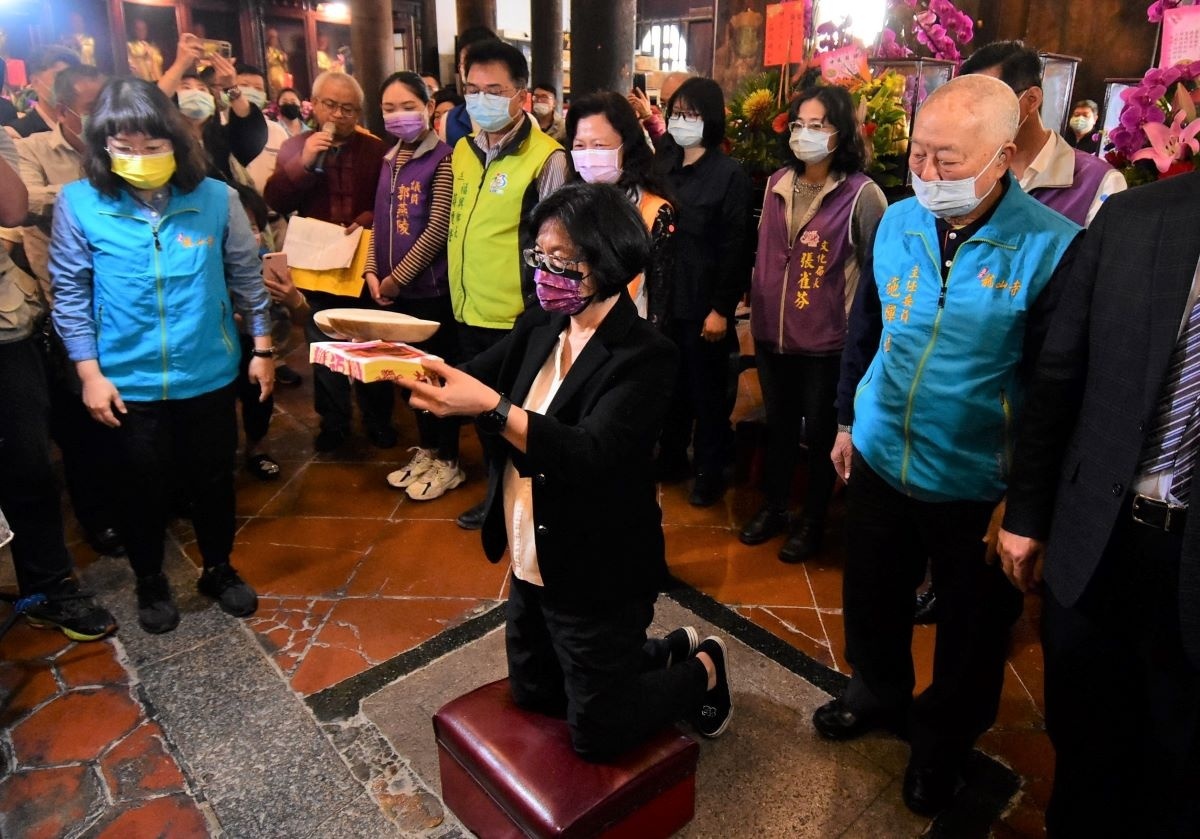 王惠美「擲筊」請示龍王祭舉辦日期，第一輪5月22日及5月23日分別獲得連續5個聖杯