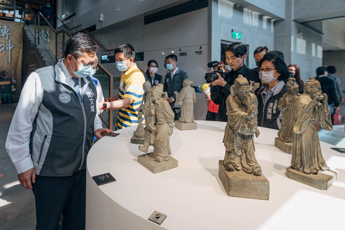 桃園市長鄭文燦出席桃園土地公文化館「傳神」神像工藝特展,參觀藝術匠師們所展出的各類神像藝術作品。