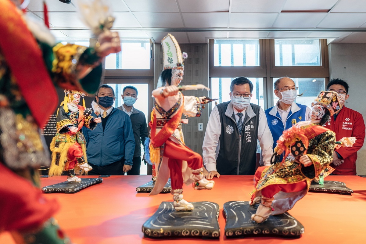 桃園市長鄭文燦出席桃園土地公文化館「傳神」神像工藝特展,參觀藝術匠師們所展出的各類神像藝術作品。