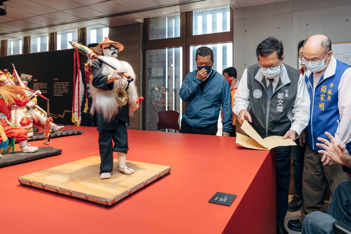 桃園市長鄭文燦出席桃園土地公文化館「傳神」神像工藝特展,參觀藝術匠師們所展出的各類神像藝術作品。