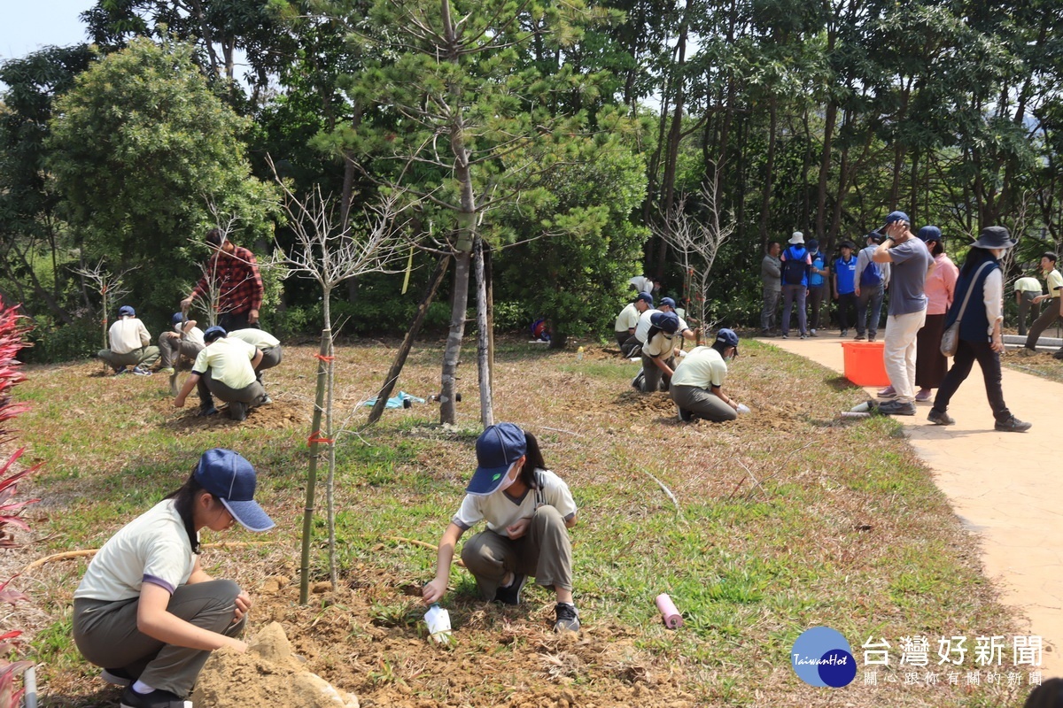 弘明中學師生也來參與種樹美化環境。（記者扶小萍攝）