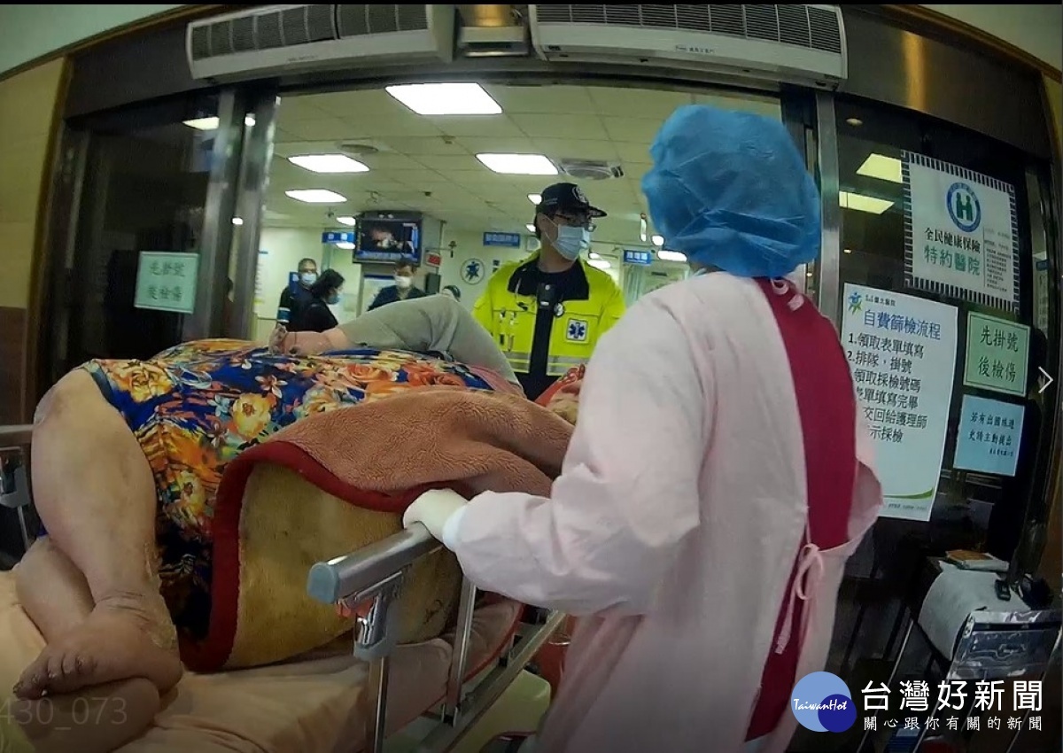 臺北醫院醫護團隊三月初與新莊區消防隊合力完成一場大型救援,將一名體重近230公斤的婦女從5樓公寓裡搶救出來緊急就醫