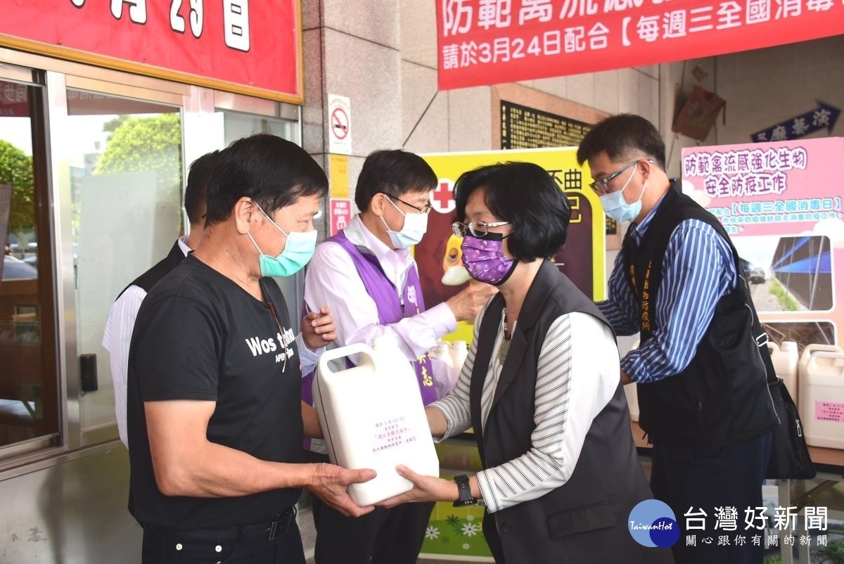 家禽流行性感冒防治宣導教育講習會，縣長王惠美於現場分發所有養禽場消毒藥品。