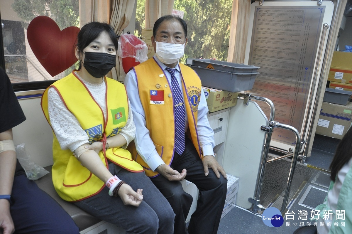 彰化縣議員溫芝樺(左)，不但帶領救國團彰化市團委會義工發起捐血活動自己也帶頭捐血。
