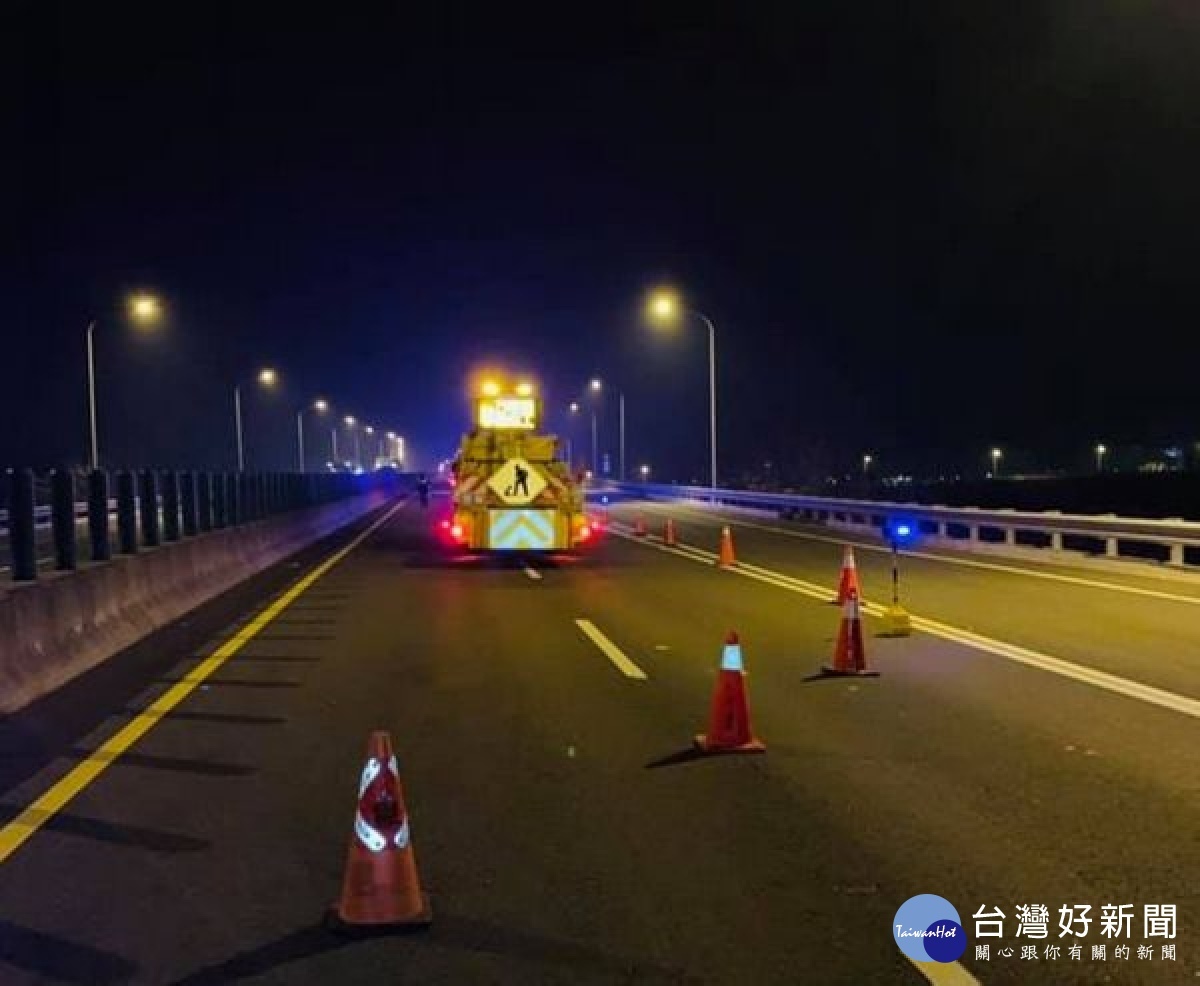 台61線四湖段凌晨發生交通事故，經警方到場協處並於匝道管制疏導車流，亦透過警廣呼籲用路人留意，順利於天亮時全線通車。