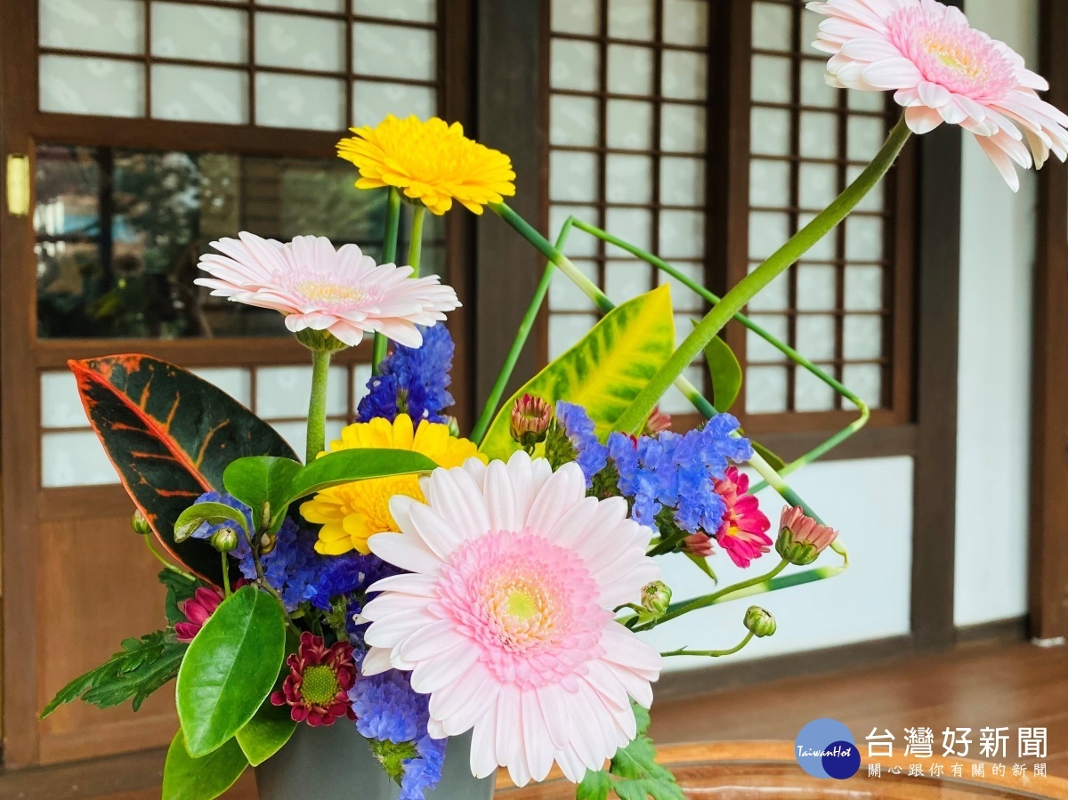 花藝作品加入在地植物含笑花及變葉木,不但應景又增添不少古蹟味。