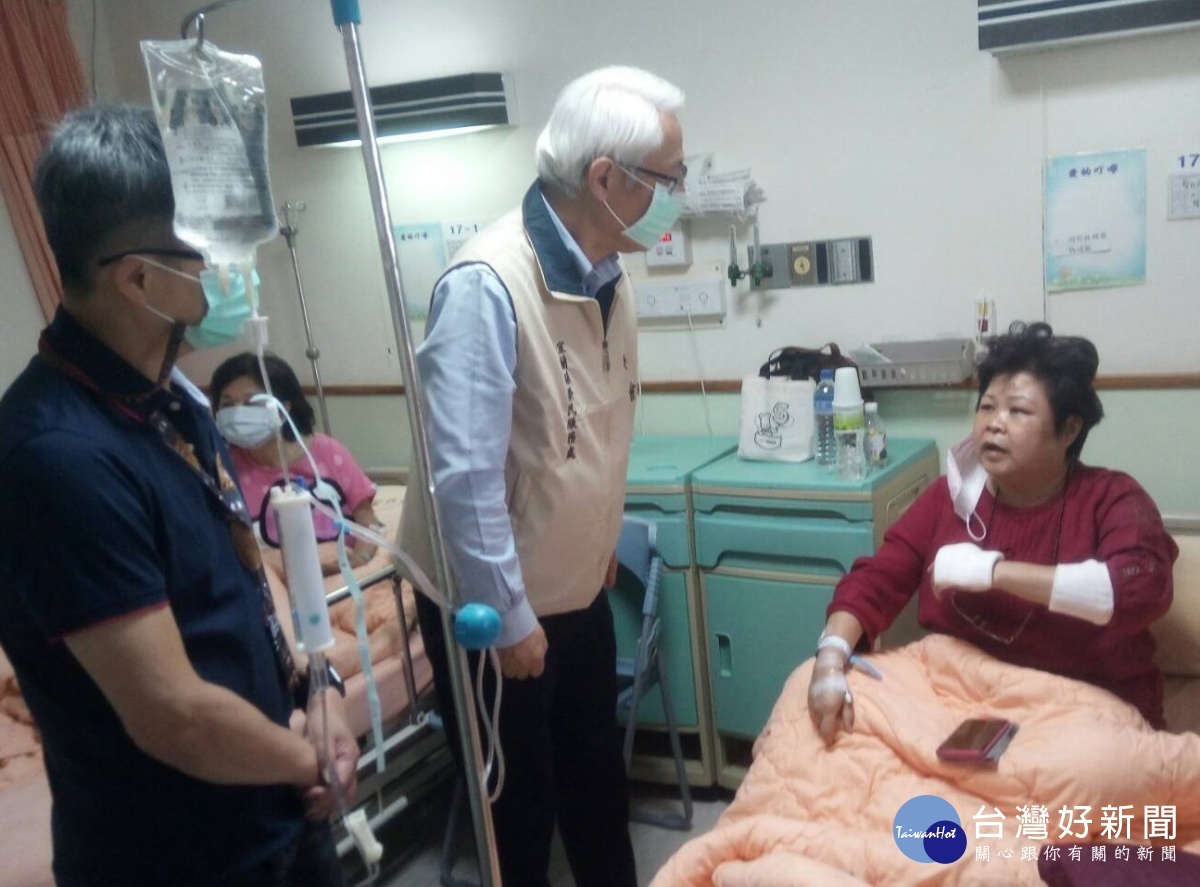 宜蘭榮服處帥士節處長(中)於蘇澳榮院,關懷慰問新北市榮眷蔡女士(右)