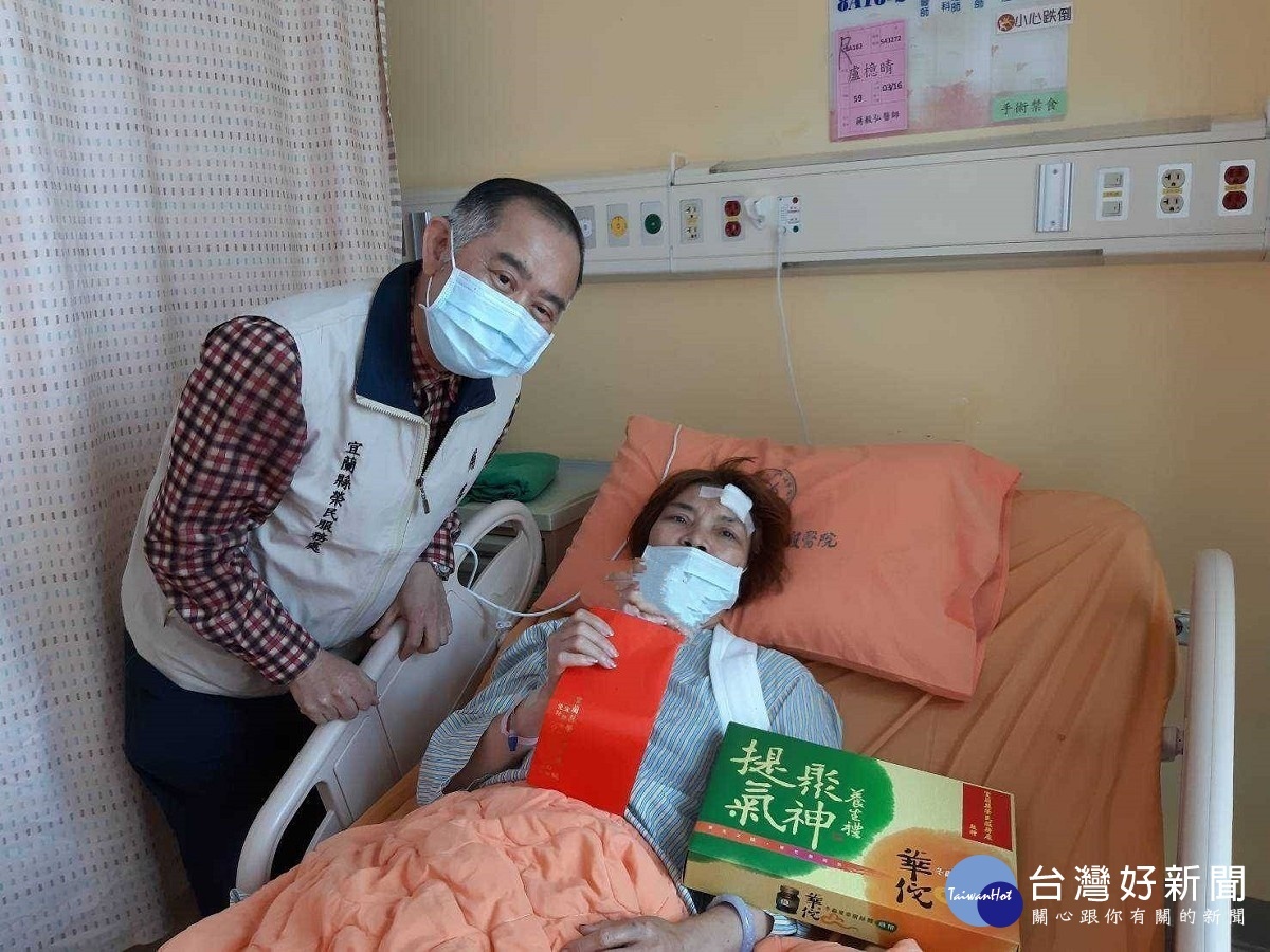 宜蘭榮服處徐木生副處長(中)赴陽明醫院,關懷慰問新北市榮眷盧女士