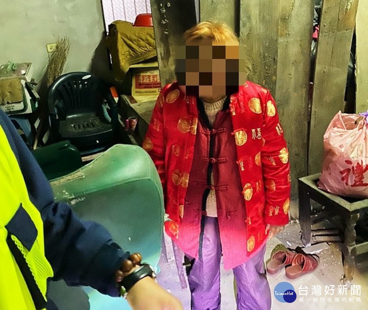 婦人錯過返家末班車,深夜徘迴街頭,金湖所所長蔡瑞彬等主動予以關懷協助,溫馨護送婦人安全返家。