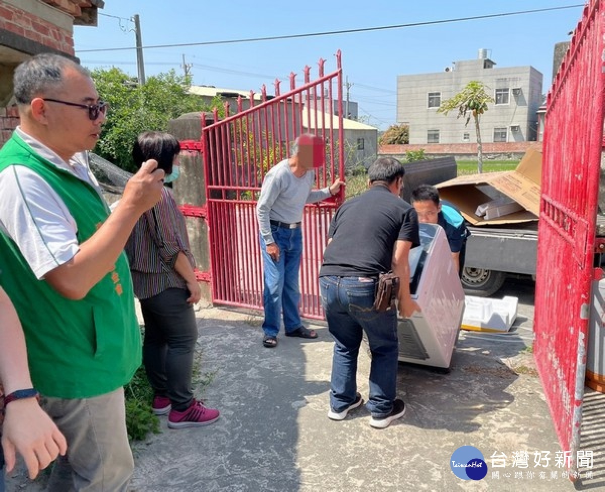 北港警方勤查得知轄區獨居老翁屋舍破舊且生活不便，立即透過張榮發基金會予以協助修繕房屋及購置民生用品，深獲鄉里肯定讚許。