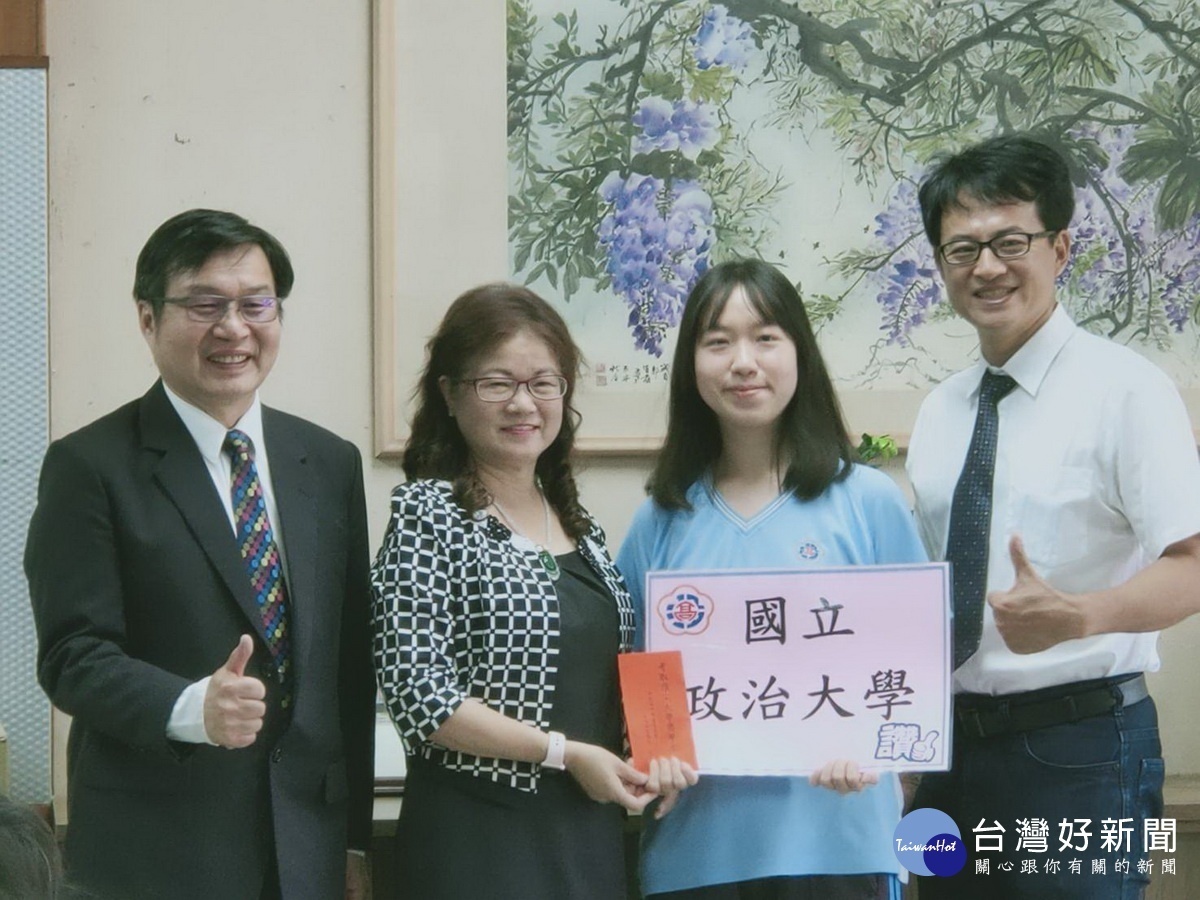 投高教育基金會董事長徐孟榆( 左二)贈獎勵金予進入頂尖大學與國立大學同學。(投高提供)