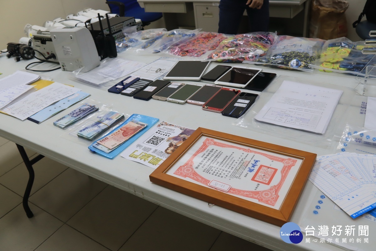 起出主機監視器一干證物悉數帶回。(記者扶小萍攝)