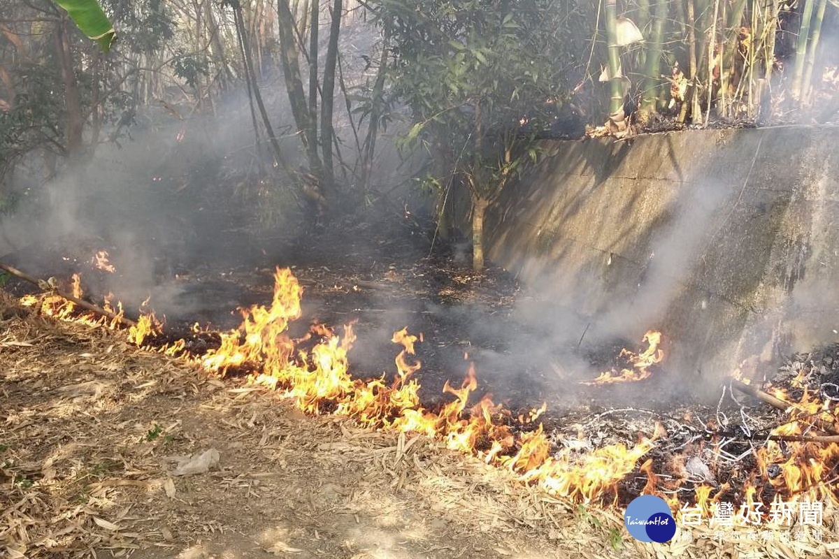 民眾燒金紙不慎引火災燒毀竹林。（公所提供）