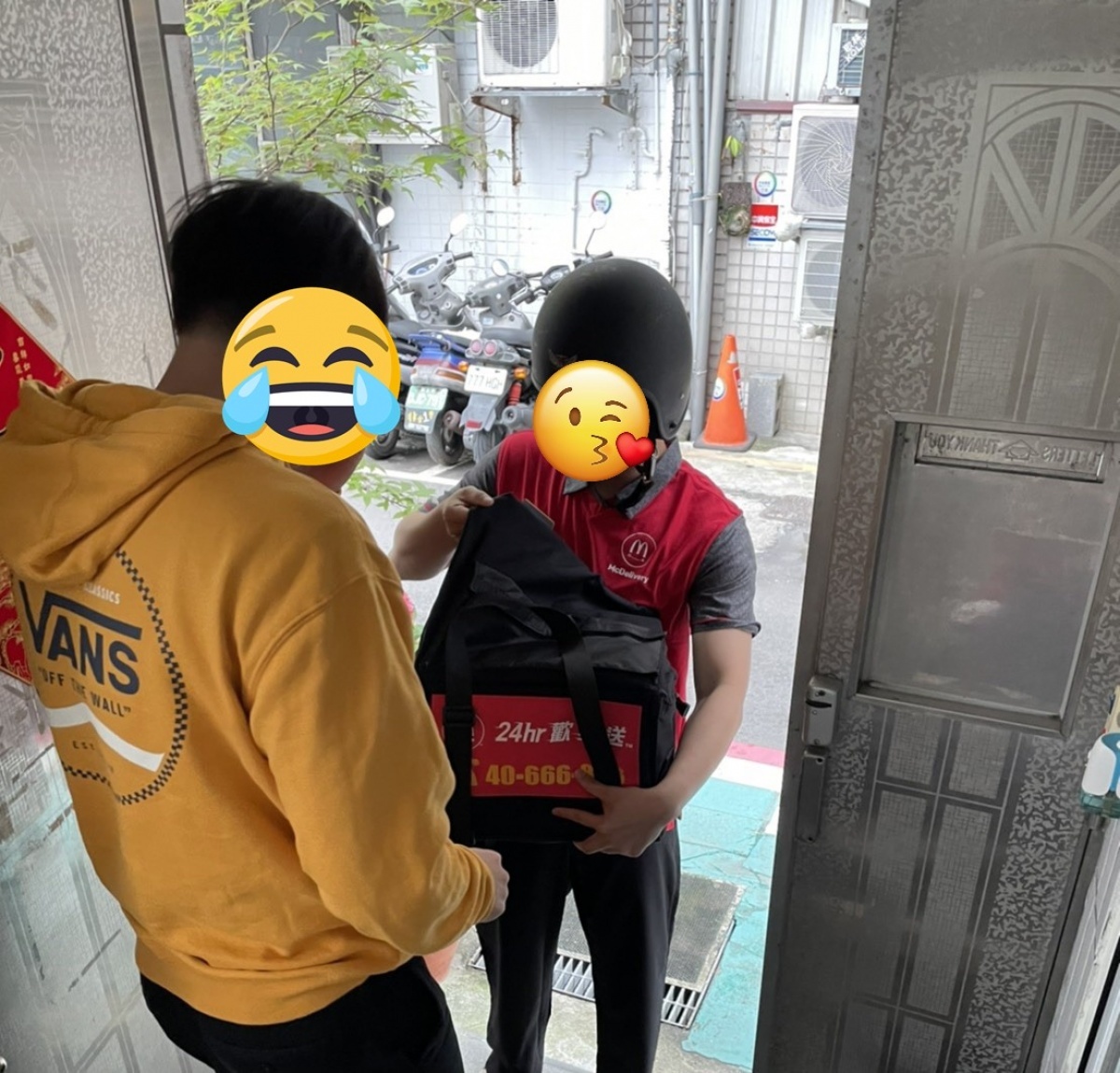 原PO還貼出外送員辛苦的身影,並稱其為「麥香魚守護者」。(圖/翻攝自Dcard)