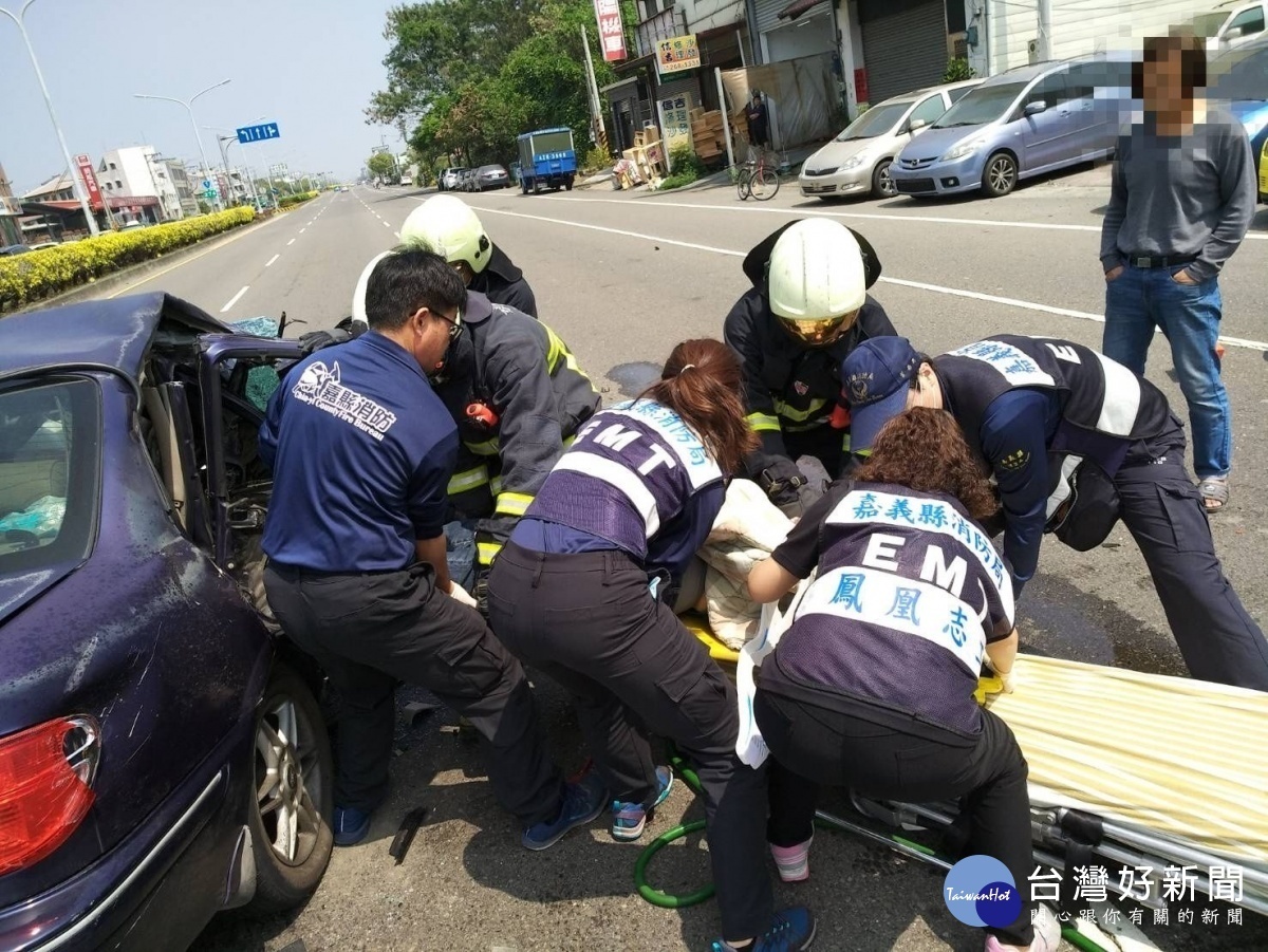 消防人員救出受困民眾／嘉義縣消防局提供