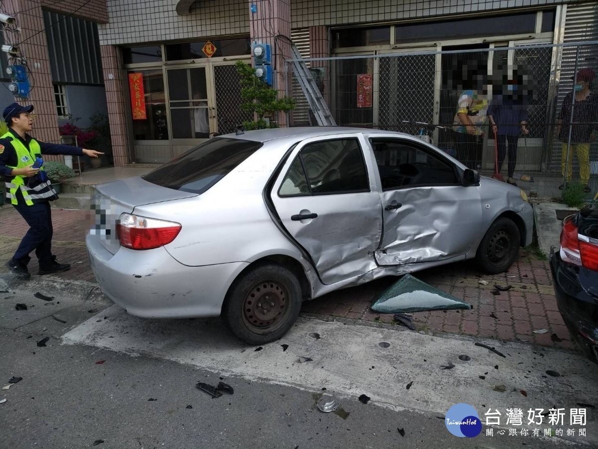 銀色車輛右側遭到撞擊／嘉義縣消防局提供