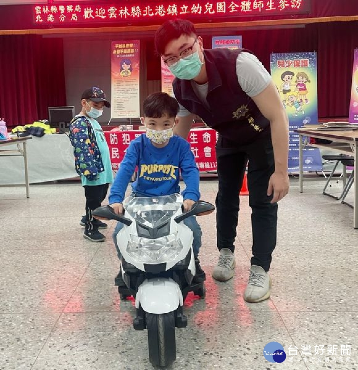 北港鎮立幼兒園前往北港警分局參訪，警方精心安排體驗活動讓小朋友們認識警察日常勤務及建立正確的法治觀念，幼童送上親手製作的感謝卡，讓員警備感溫馨。
