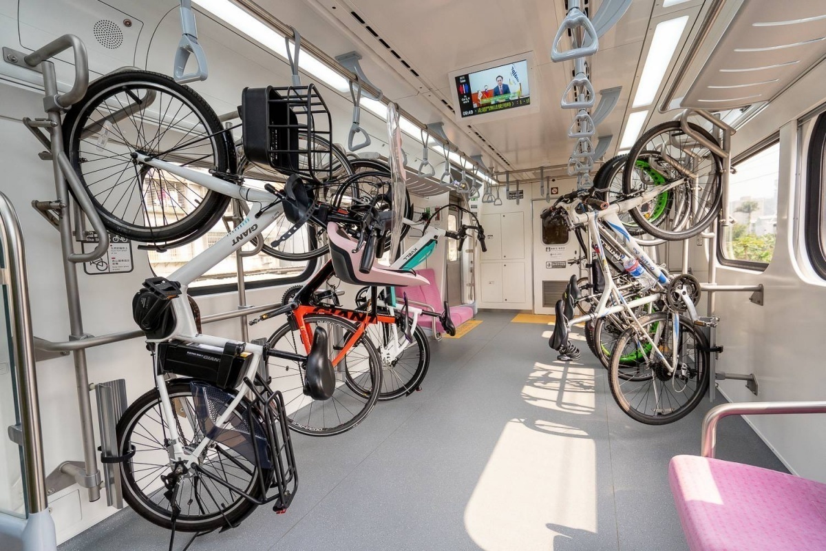 台鐵在EMU900電聯車的第1車與第10車，設置直立式自行車架（圖／台鐵）