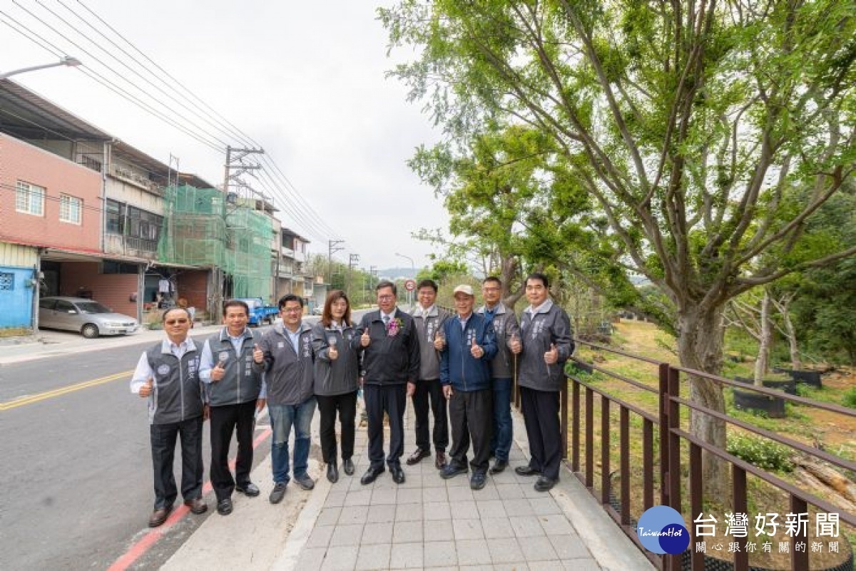 市長與來賓於完成拓寬的湧光路一段合影