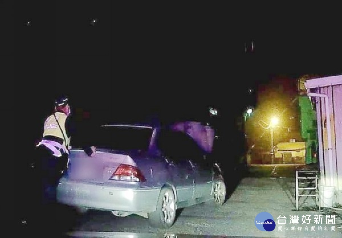 男子深夜下班返家途中，車輛拋錨停放在車道上，臺西巡警巧遇立即伸出援手，商請維修人員前來排除故障，讓民眾能平安返家休息。
