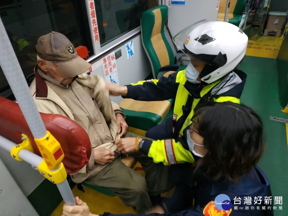 警方擔心老翁有安全疑慮,帶老翁返回派出所