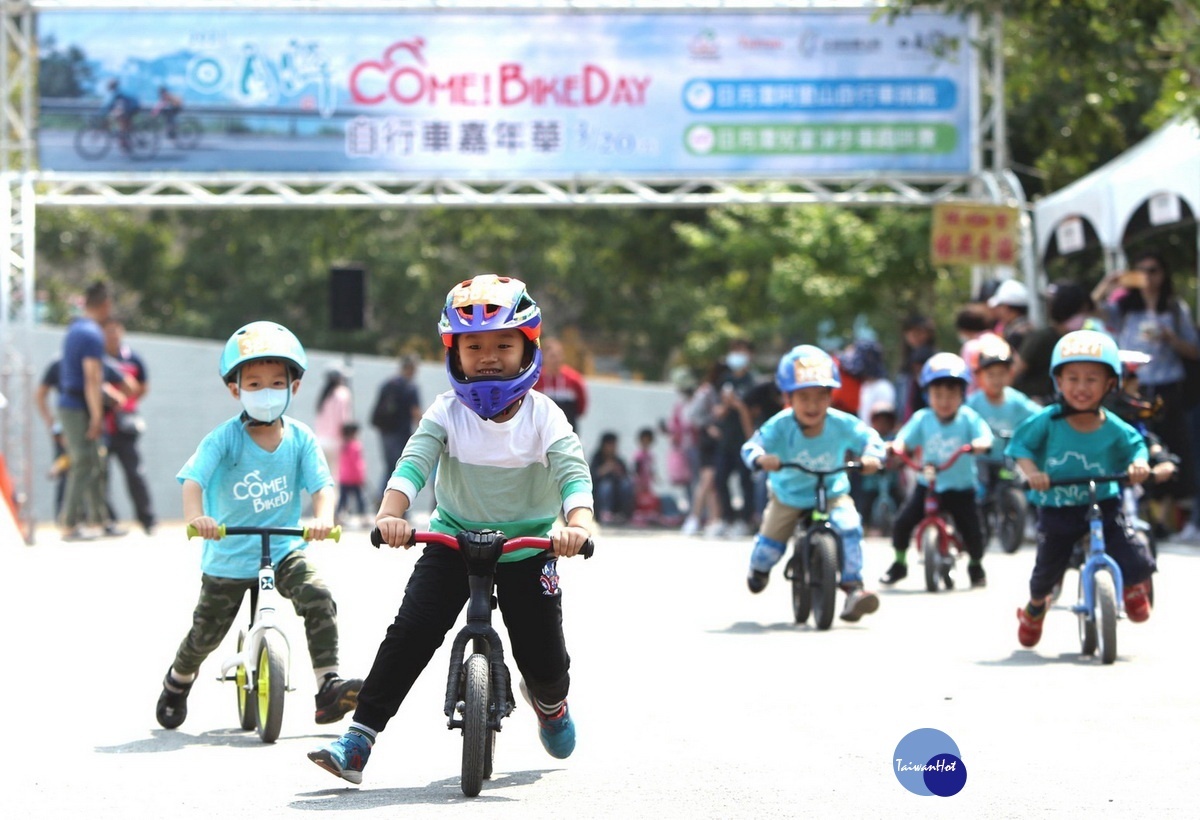 日月潭Come! Bikeday自行車嘉年華,小孩樂騎滑步車。