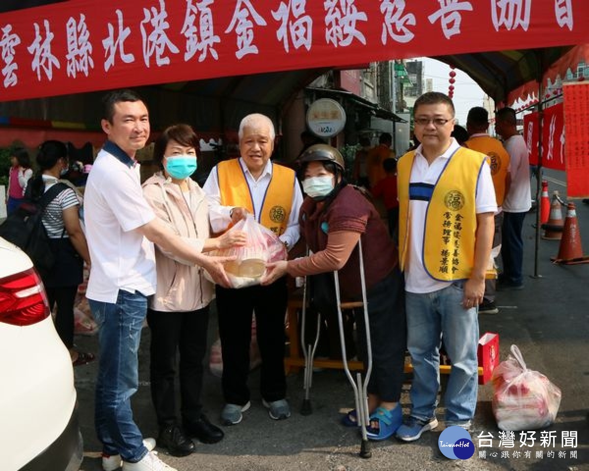 金福綏慈善協會連續16年發起物資捐贈活動,由北港鎮28里里長針對「邊緣戶」個案登記造冊,讓缺乏關愛的弱勢家庭,感受到社會的溫暖。