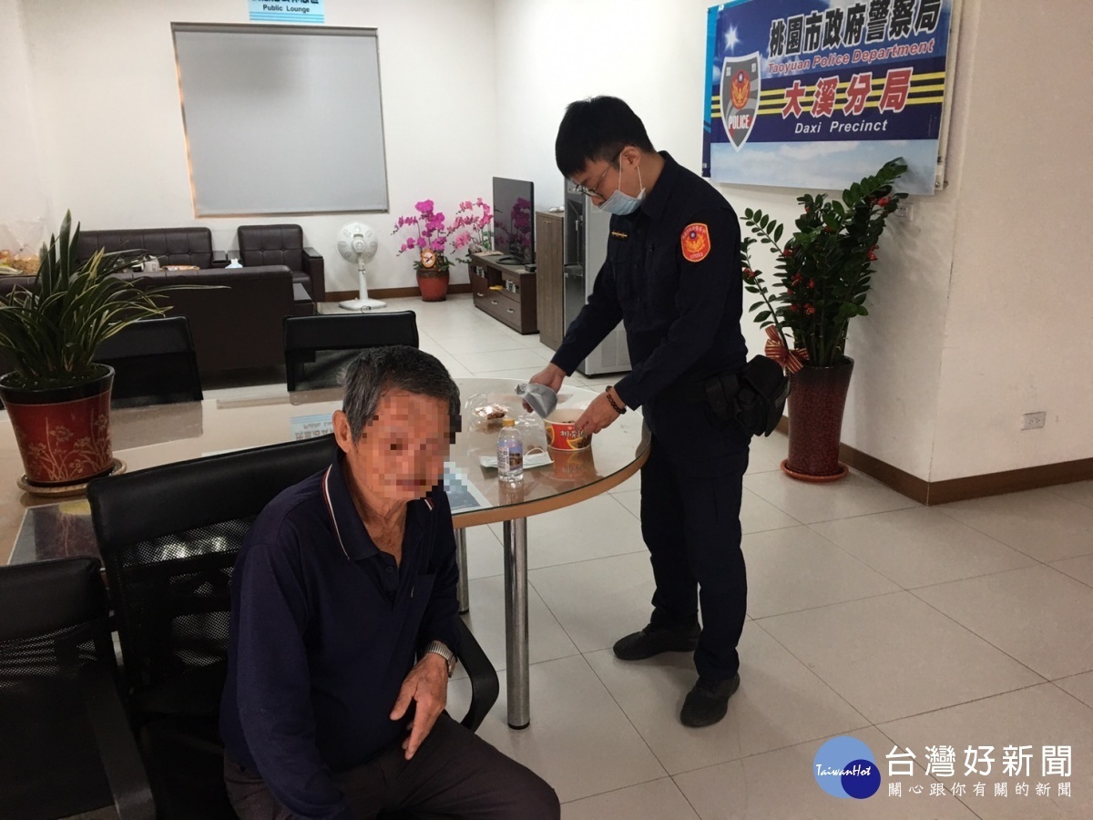 老翁徒步近20公里找工作,大溪警助返家