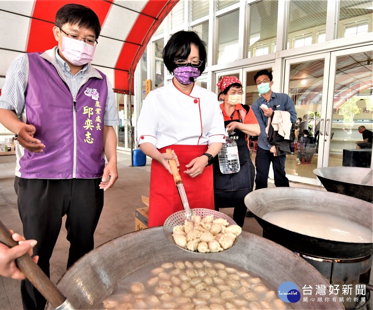 彰化縣高麗菜水餃比賽，縣長「阿美師」煮水餃分享。