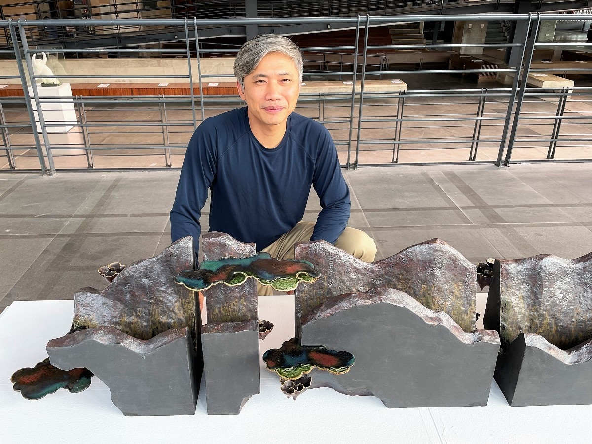 觀眾能360度欣賞「岦」系列作品的任何一面,感受大器古典的山水景觀