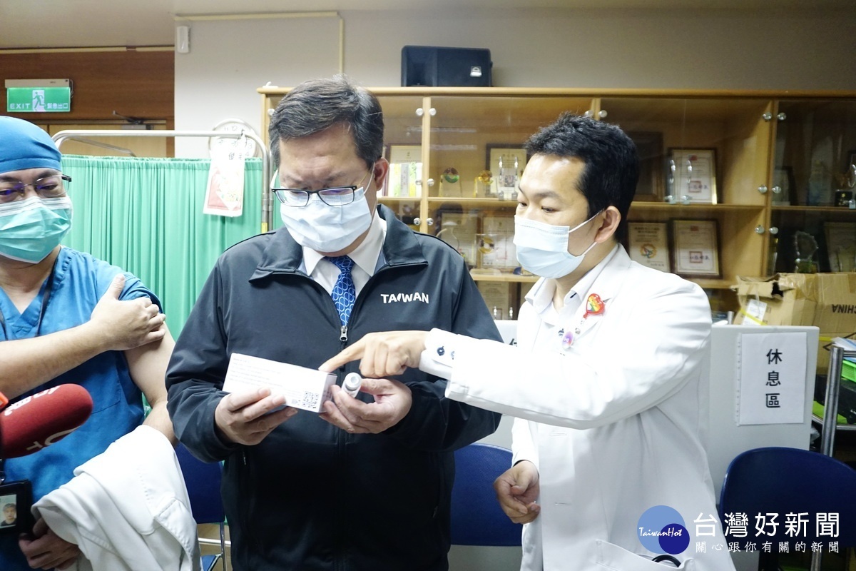 關心COVID-19疫苗施打情形,桃園市長鄭文燦親抵部立桃園醫院視察。