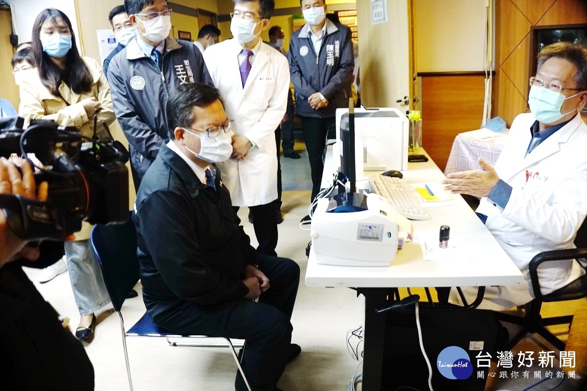 關心COVID-19疫苗施打情形,桃園市長鄭文燦親抵部立桃園醫院視察。