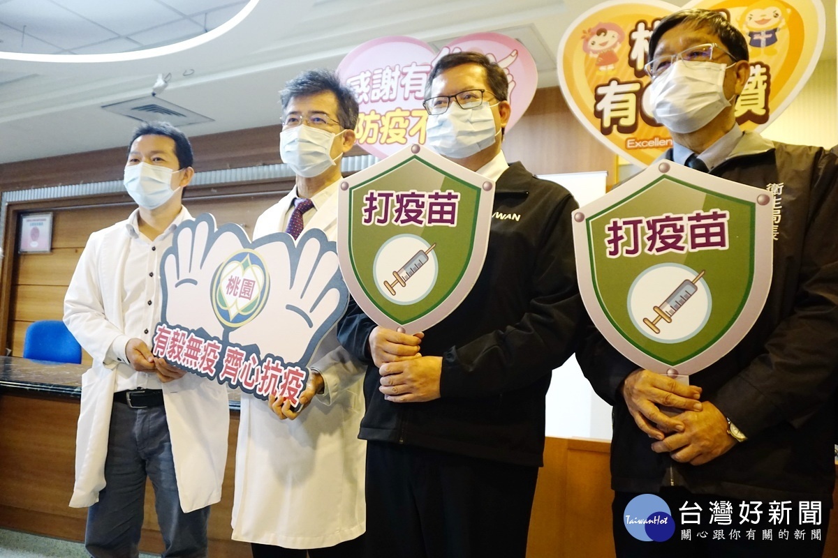 關心COVID-19疫苗施打情形,桃園市長鄭文燦親抵部立桃園醫院視察。