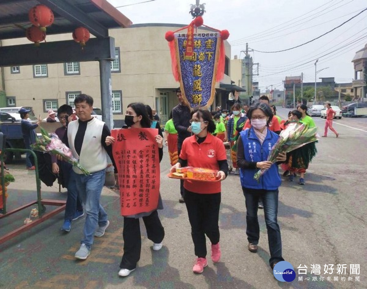 下崙國小龍鳳獅隊奪下全國中華盃舞龍舞獅錦標賽雙料冠軍等獎項，校長黃淑玲等率隊遵循古禮，恭迎報條叩謝丁府八千歲並告示鄉親，共享榮耀。（記者陳昭宗拍攝）