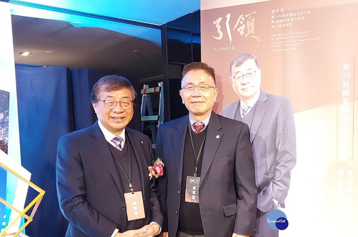 中央大學周景揚校長(右)出席頒獎典禮,向陳德懷教授表達恭賀之意。