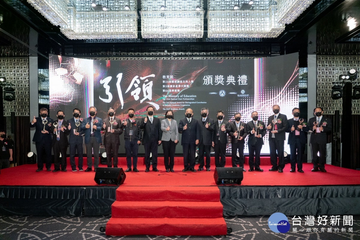 國家講座頒獎典禮,總統蔡英文與行政院長蘇貞昌與所有得獎者合影。