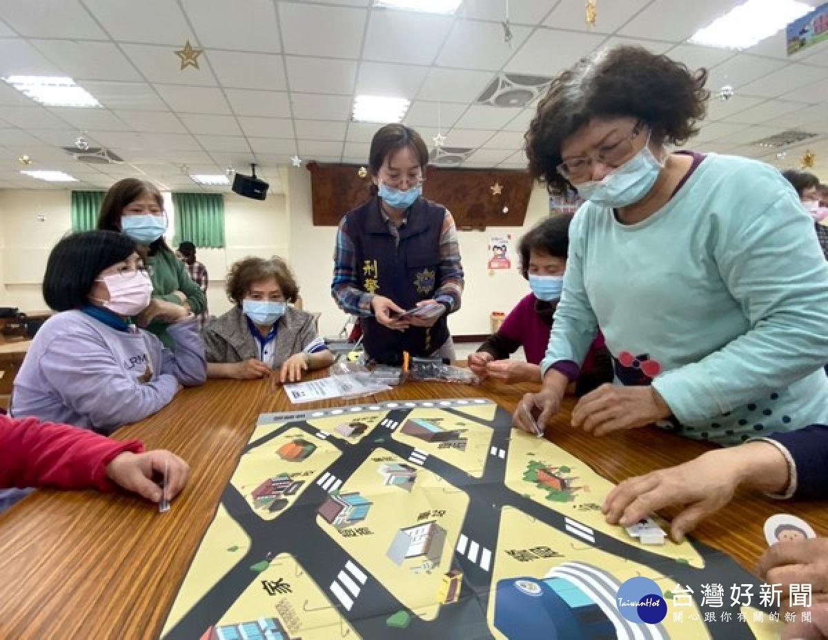北港警分局預防犯罪宣導團舉辦「銀髮族防詐桌遊」宣導活動，號召新街里內長輩們透過桌遊加深防詐觀念，亦鼓勵拓展人際互動關係。