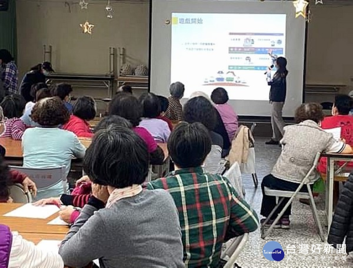北港警分局預防犯罪宣導團舉辦「銀髮族防詐桌遊」宣導活動，號召新街里內長輩們透過桌遊加深防詐觀念，亦鼓勵拓展人際互動關係。